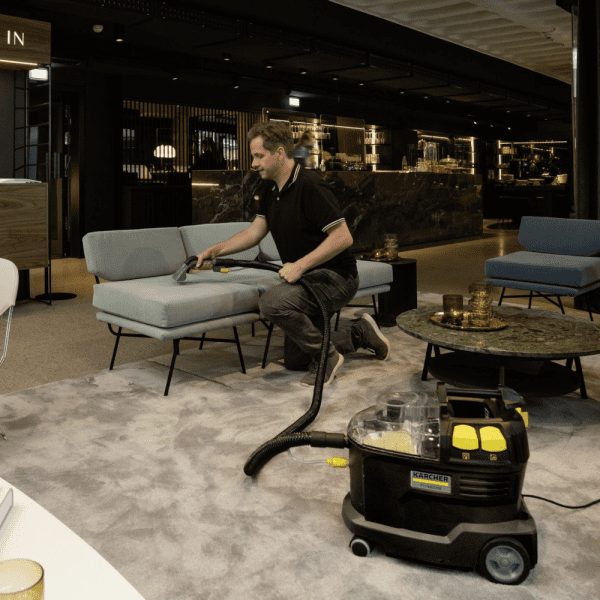 Aspirator cu spalare tip spray extractie Karcher Puzzi 8/1